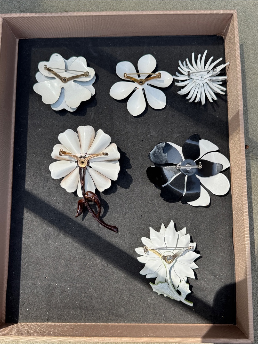 VINTAGE LOT OF SIX (6) ASSORTED METAL ENAMEL FLOWER BROOCHES PINS BROOCH - Picture 8 of 8